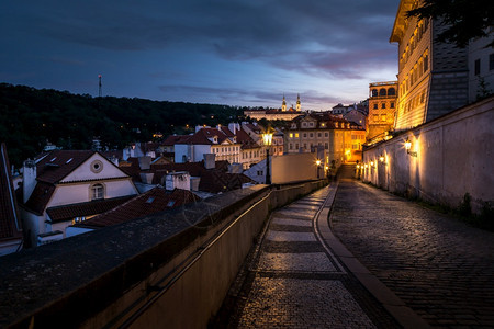 桥天空建造在布拉格城堡和哈德卡纳区捷克教科文组织世界遗产地点布拉格城堡和哈德卡纳地区美丽的夜晚图片