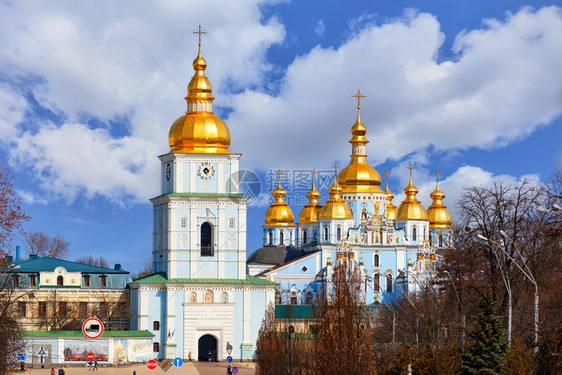 地标托莫斯于20年3月9日在基辅建造著名的Mikhailivsky金门大教堂和一座钟塔与蓝云天空对抗于早春在基辅建造著名的Mik图片