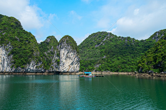 越南HalongBay东南亚的房屋和岩石岛教科文组织东南亚世界遗产地位于越南HaLongBay最受欢迎的地标越南漂浮屋旅游景点岩图片