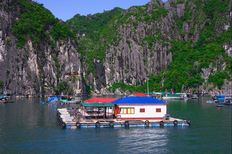 越南下龙湾的浮动渔村和岩岛联合国教科文组织世界遗产下龙湾的山景最受欢迎的地标越南旅游目地浮动村岩岛下龙湾越南石灰著名的风景优美图片