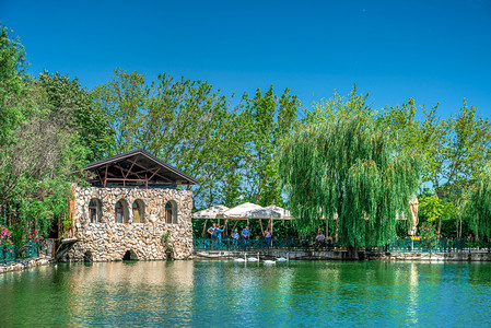 故事保加利亚拉瓦迪诺沃07129保加利亚拉瓦迪诺沃城堡领土上的公园湖在阳光明媚的夏日保加利亚拉瓦迪诺沃城堡公园的湖旅行乔木图片