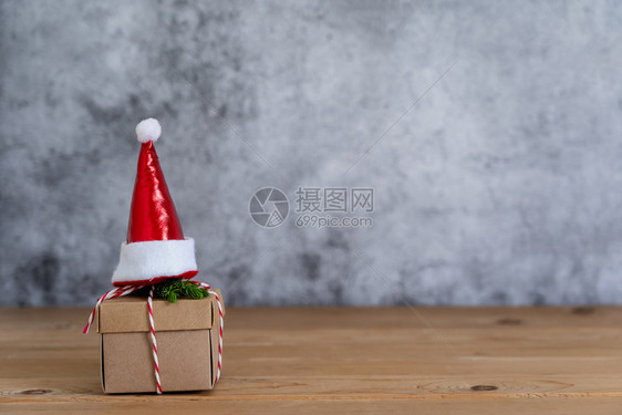 假期欢乐新年装饰品概念吉夫特盒子配有圣塔克拉乌斯天花板在现代生锈棕色灰宝石设计文本背景翻空间的聚会季举行配件喜庆的图片