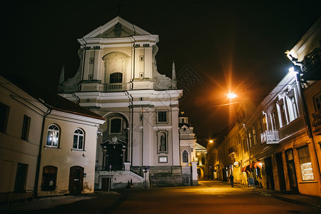 象征城市的旅游立陶宛维尔纽斯DawnGateofDawnSttTeresa教堂夜间最重要的历史文化和宗教古迹之一图片