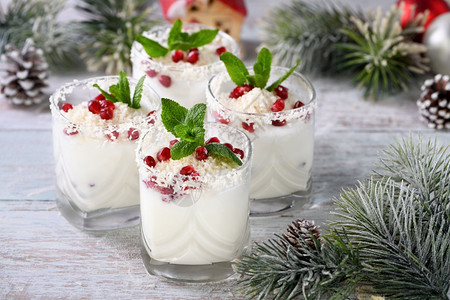 透明酒精白圣诞莫吉托由酒类龙舌兰椰子牛奶和石榴种椰片和清新薄荷制成一品红图片