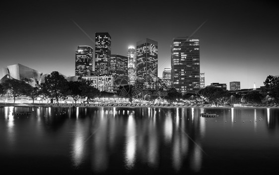 黄昏蓝色的好莱坞夜里洛杉矶市中心的黑白相照片图片