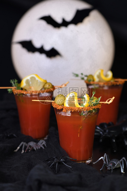 自助餐辛辣的Michelada墨西哥酒精鸡尾番茄汁辣酱和香料万圣节派对的好点子调味图片