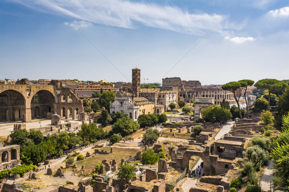 从意大利罗马帕兰蒂尼山全景观看斗兽场和罗马广是的主要旅游景点之一老的风镇图片