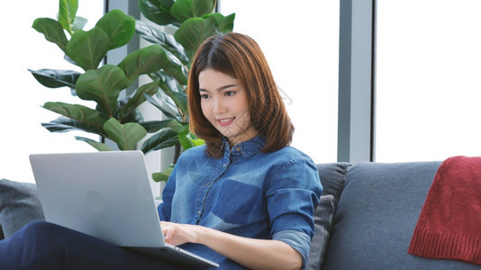 女商人西班牙裔在家工作参加庭办公室膝上型电脑在线会议的妇女使用笔记本的企业家女商妇坐在沙发技术上新的正常生活方式快乐女人打键盘手图片