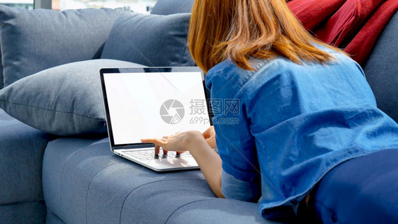 打字经理现代的在家工作参加庭办公室膝上型电脑在线会议的妇女使用笔记本的企业家女商妇坐在沙发技术上新的正常生活方式快乐女人打键盘手图片