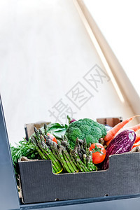 在科罗纳Covid19传染病爆发期间新鲜有机绿菜和蔬安全无接触的交付由当地农民杂货店提供左包装在家门套餐中盒子商品各种样的图片