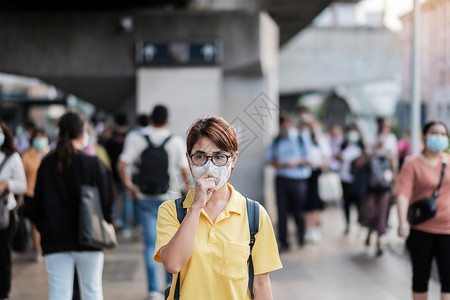 车站佩戴口罩的青年女性游客图片