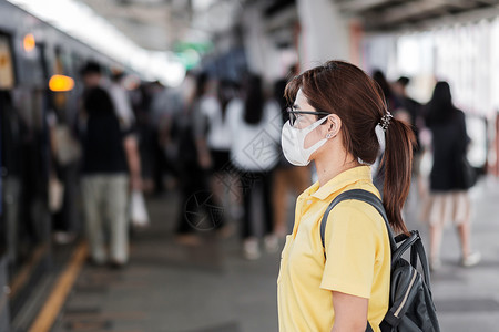 女游客在公共火车站戴防护口罩图片
