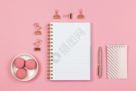 博客桌子现代女工作空间最高视野笔粉红色背轮的夹子复制空间自由职业者平面桌学生在家工作返回学校教育概念横向以及时髦的图片