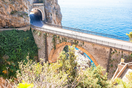 从桥上看到的著名fiordodifurore海滩靠近索伦托阿马尔菲海岸意大利南部历史第勒尼安图片