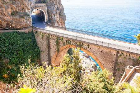 从桥上看到的著名fiordodifurore海滩靠近索伦托阿马尔菲海岸意大利南部游客悬崖地中海图片