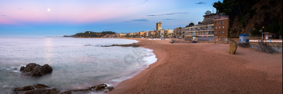 蓝色的西班牙加泰罗尼亚Mar海滨LloretdeMarSeafront的2016年全景是最受欢迎的CostaBrava度假胜地距图片