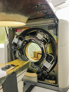 维修和检查医院计算机断层扫描CT机以获得服务维修保养理和检查设备电脑化白种人轴向图片