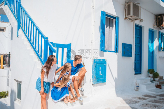 人们蓝色的米科诺斯岛Mykonos岛父母和孩子在希腊Mykonos岛典型的希腊传统村庄街上度假家庭传统的图片