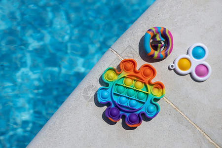 泳池边的彩色玩具图片