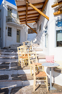 椅子颜色希腊典型传统村庄街道上的户外咖啡馆早餐桌上的咖啡希腊典型传统村庄街道上的户外咖啡馆真正的图片