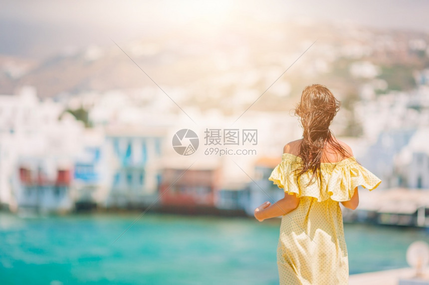 真正的成人在米科诺斯岛最受欢迎的旅游区小威尼斯中快乐的年轻女子希腊美丽的女孩享受小威尼斯背景的希腊度假自由图片