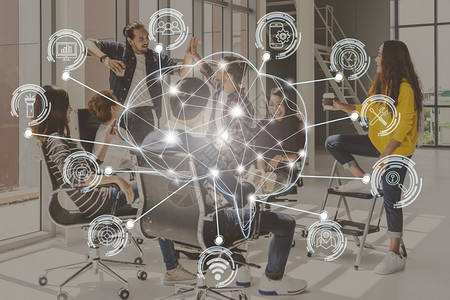 智能互联网的标志超越各不同行业人士群体的各种事物在集思广益和手摇
