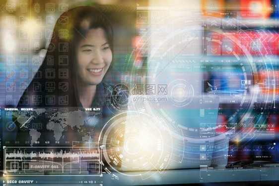 药片利用手提电脑在工作场所或合用办公空间现代室玻璃旁边的桌子上用数字显示屏幕未来力学的数字显示屏多接触近距离亚洲商业女人亲手机电图片