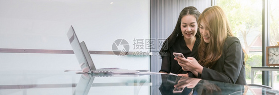 窗户成人幸福在现代工作场所商业生活方式和技术概念中两名亚洲青年女商人坐在并使用带有膝上型电脑的技术智能话时使用的计算机商业生活方图片