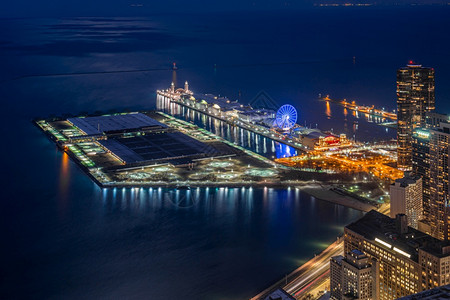 生活点亮沿密歇根湖芝加哥市风景伊迪尼奥斯美国商业建筑和带有旅游概念的建筑一带海军码头的最顶端视图联合的图片