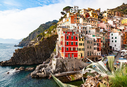 吸引力意大利里奥马吉焦雷CinqueTerre地区海岸线一带多姿彩的房屋目地全景图片
