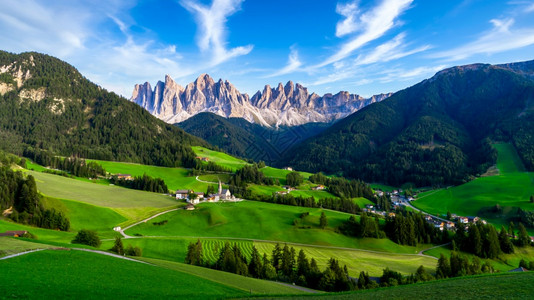 日落富内斯ValdiFunes的Dolomites山峰的村庄Dolomites山脉的LaVilla高山村庄圣马格达莱纳或的特色教图片