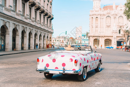 HAVANACUBAAPRIL14207年古老汽车是巴旧哈瓦那最热门的旅游客车典型的为了经图片