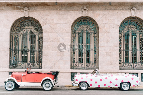 50年代HAVANACUBAAPRIL14207年古老汽车是巴旧哈瓦那最热门的旅游客车复古的优质图片