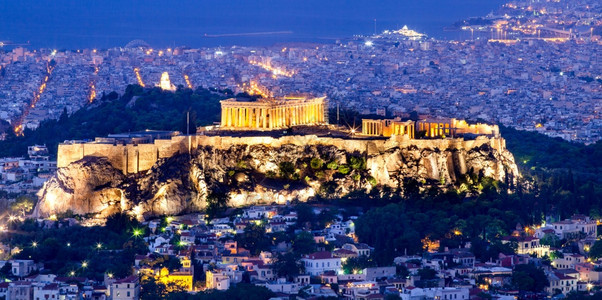 城市的荔枝属夜晚清晨在雅典市的外景从城最高点LycabettusHill利卡贝图斯山看到Acropolis人图片