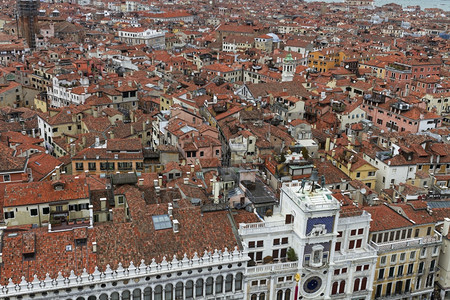 文化建筑学老的意大利威尼斯运河和古老建筑在意大利威尼斯的屋顶对运河和古代建筑的看法意大利威尼斯是东北部的一个城市位于由18个小岛图片