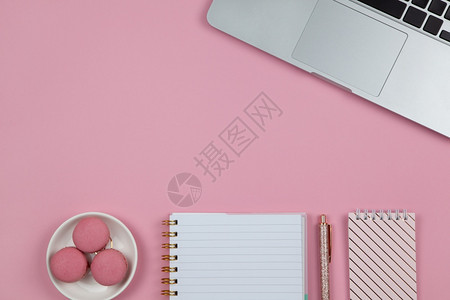 工作场所女士电脑现代工作空间最高视野顶线笔记本玫瑰金色笔粉红背景的漫画复制空间平板版面的博客作家桌庭自由职业者工作横向概念图片
