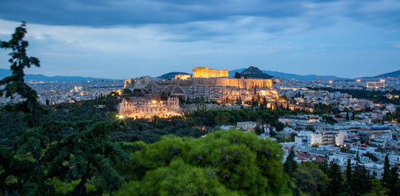 旅行游客柱子从Philopapou山丘看到在蓝色时段观看希律宾雅典和帕台农神庙希腊阿提卡图片