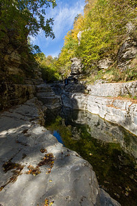 在希腊埃皮鲁斯Papingo村附近的PapingoRock池形成和悬吊树枝村庄旅行地标图片