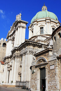 旧大教堂或意利布雷西亚是位于意大利北部的一座城市靠近著名的加尔达湖旧大教堂或靠近著名的加尔达湖或者阿松塔宗教背景图片