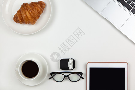 杯子休息早餐现代单工作空间顶端视线笔记本电脑咖啡平板羊角面包眼镜耳机以白色背景为例复印空间自由职业者平面桌图片