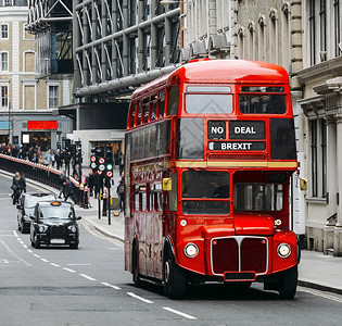 伦敦中央大街上运营的公路主车在繁忙的CentralLondon街上运行其背景是黑色传统出租车作为欧盟运动休假的冒目地不交易Bre图片