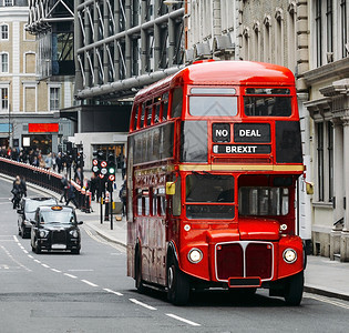 伦敦中央大街上运营的公路主车在繁忙的CentralLondon街上运行其背景是黑色传统出租车作为欧盟运动休假的冒目地不交易Bre背景图片