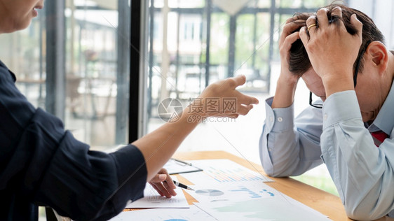 职业一个愤怒的女老板责怪一个紧张的男人因为最近项目出错麻烦一种图片