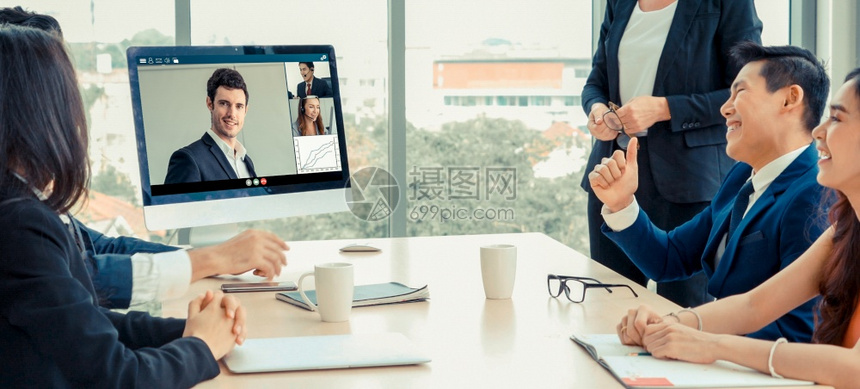 公司的视频通话组商务人员在虚拟工作场所或远程办公室开会远程办公电话会议使用智能视频技术与专业公司务中的同事交流视频通话组商务人员图片
