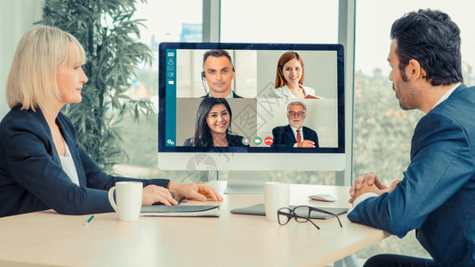 人们视频通话组商务人员在虚拟工作场所或远程办公室开会远程办公电话会议使用智能视频技术与专业公司务中的同事交流视频通话组商务人员在图片