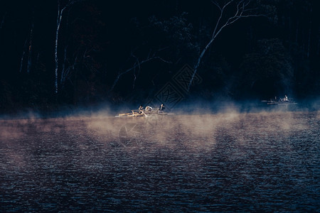 雾河上乘坐木筏的旅客图片