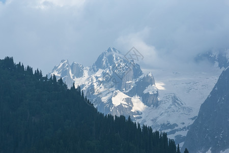 乡村的山高旅行草图片