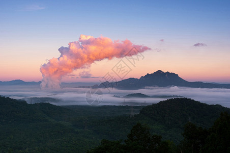 山中美丽的雾海高压电柱和煤站的蒸汽在清晨日出MeeMohLampang泰国能源和环境概念雾与煤电厂之海抽烟旅行煤炭图片