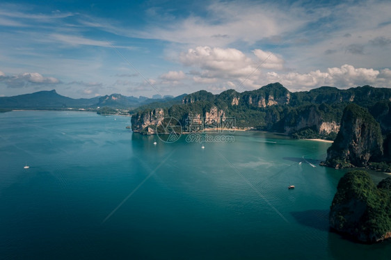 全景敖泰国Krabi省旱季的铁路湾海景和山高视角海和山悬崖图片