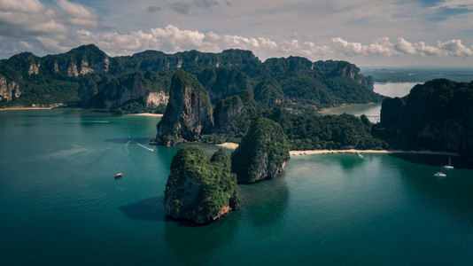 季节气候泰国Krabi省旱季的铁路湾海景和山高视角海和山假期图片